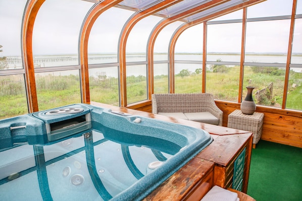 Indoor spa tub