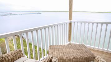 Deluxe Suite, 1 King Bed | 1 bedroom, blackout drapes, iron/ironing board, free WiFi