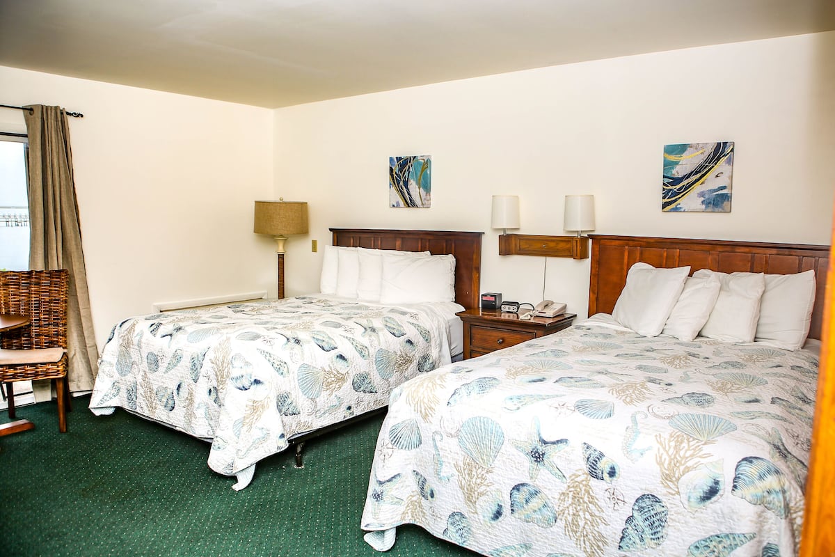 Superior Double Room, 2 Katil Ratu (Queen), Non Smoking, Sea View | 1 bilik tidur, langsir/tirai gelap terus, seterika/papan seterika