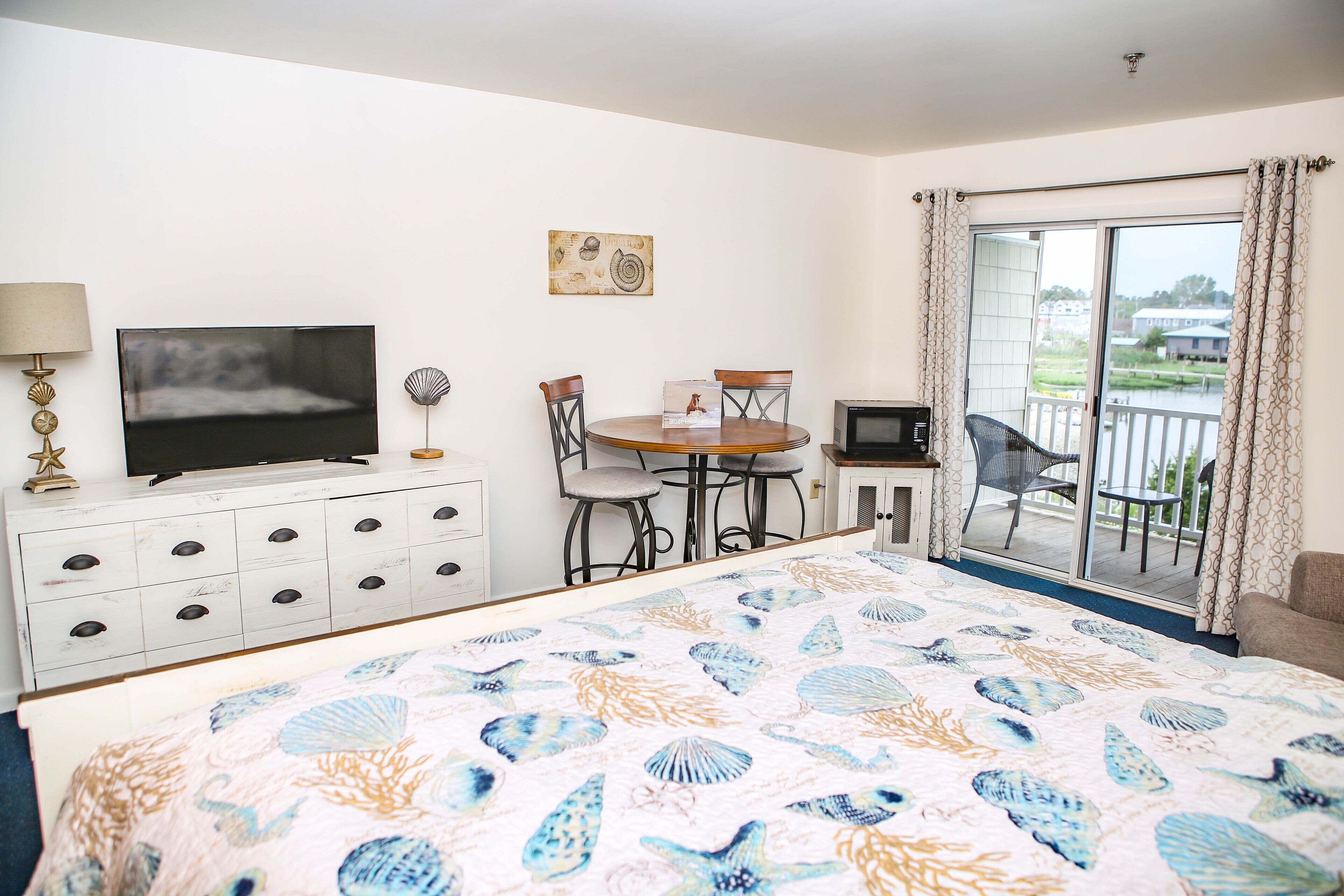 standard room, 1 king bed, sea view | 1 bedroom, blackout curtains, iron/ironing board, free wifi