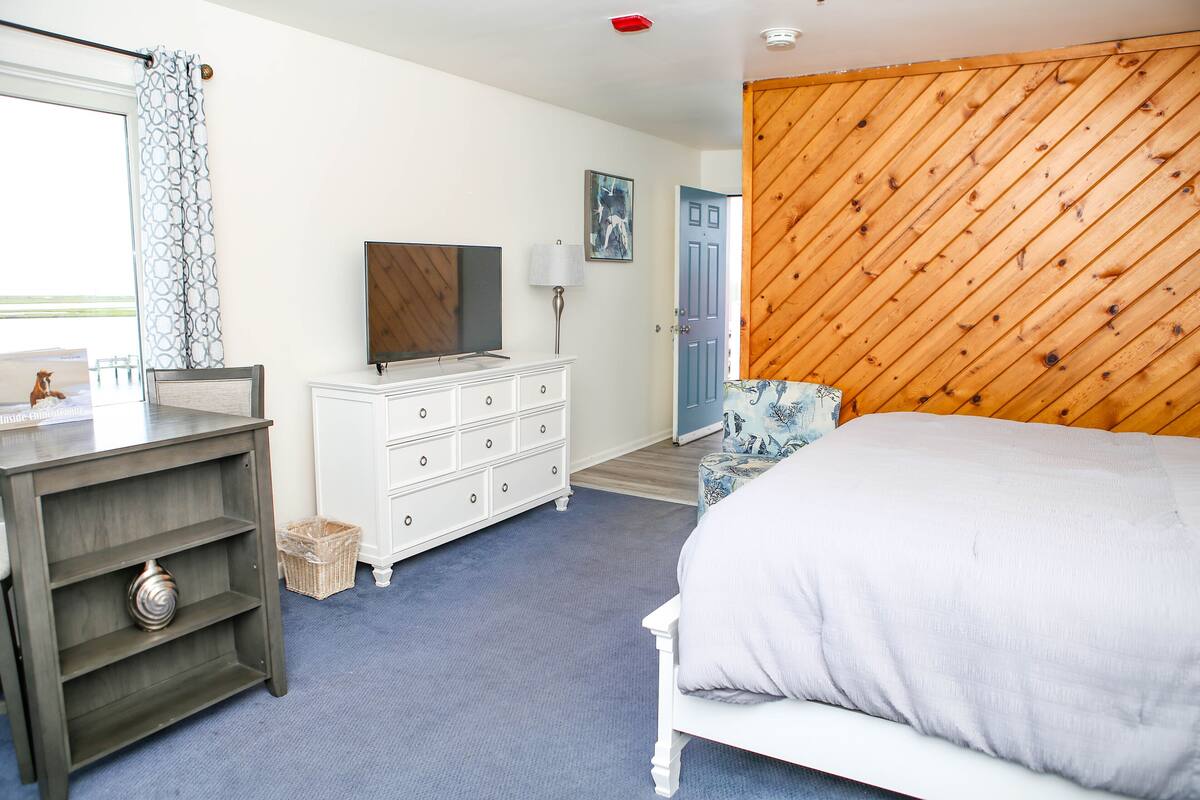 deluxe suite, 1 king bed | 1 bedroom, blackout curtains, iron/ironing board, free wifi