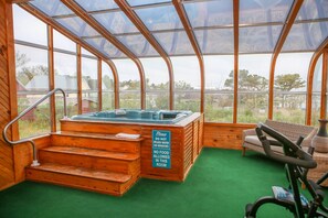 Indoor spa tub