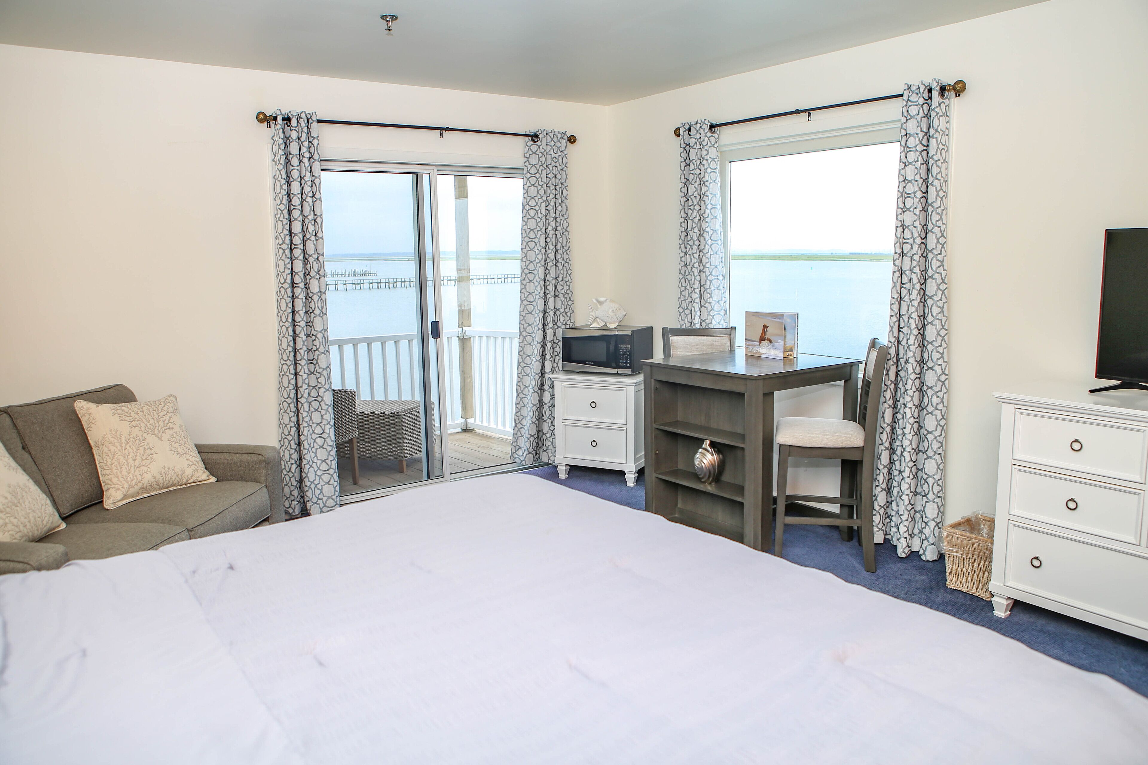 deluxe suite, 1 king bed | 1 bedroom, blackout curtains, iron/ironing board, free wifi