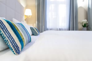Dobbeltrom, bakgårdsutsikt | Allergitestet sengetøy, minibar, safe på rommet og skrivebord