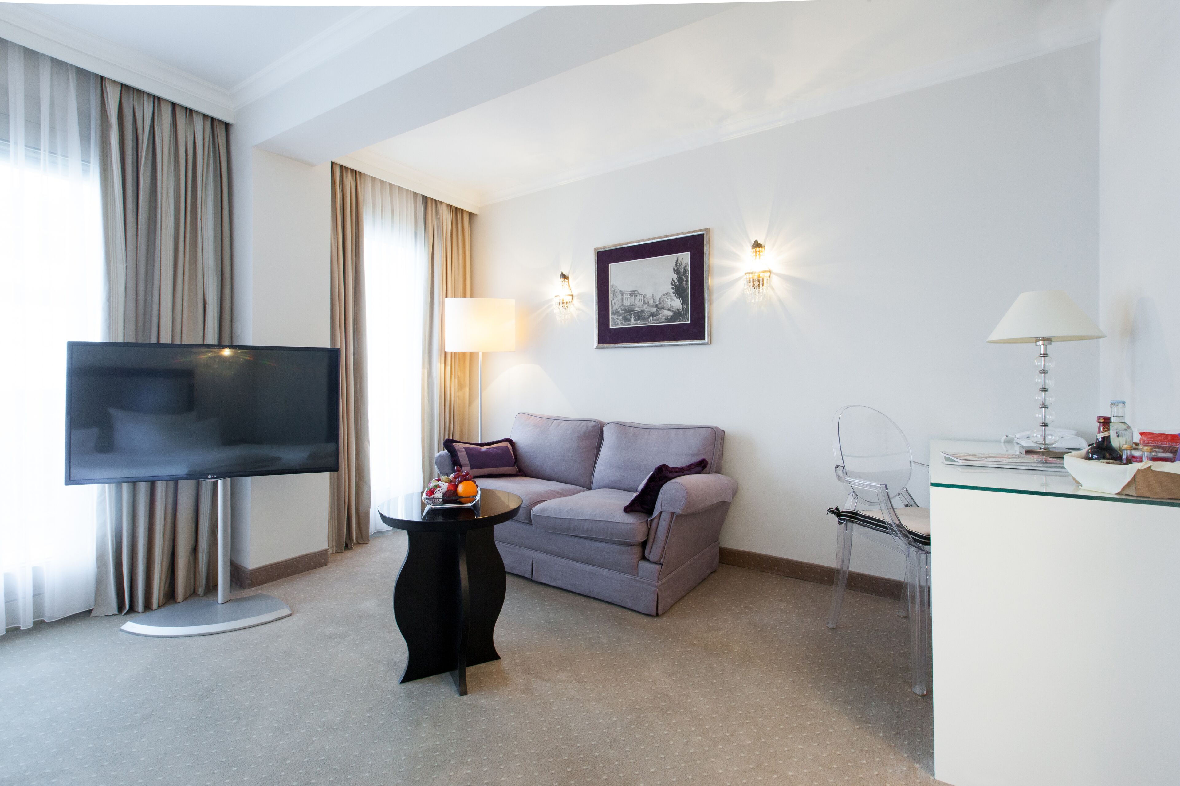 junior suite | hypo-allergenic bedding, minibar, in-room safe, desk