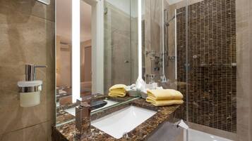 Kostenlose Toilettenartikel, Haartrockner, HandtĂŒcher