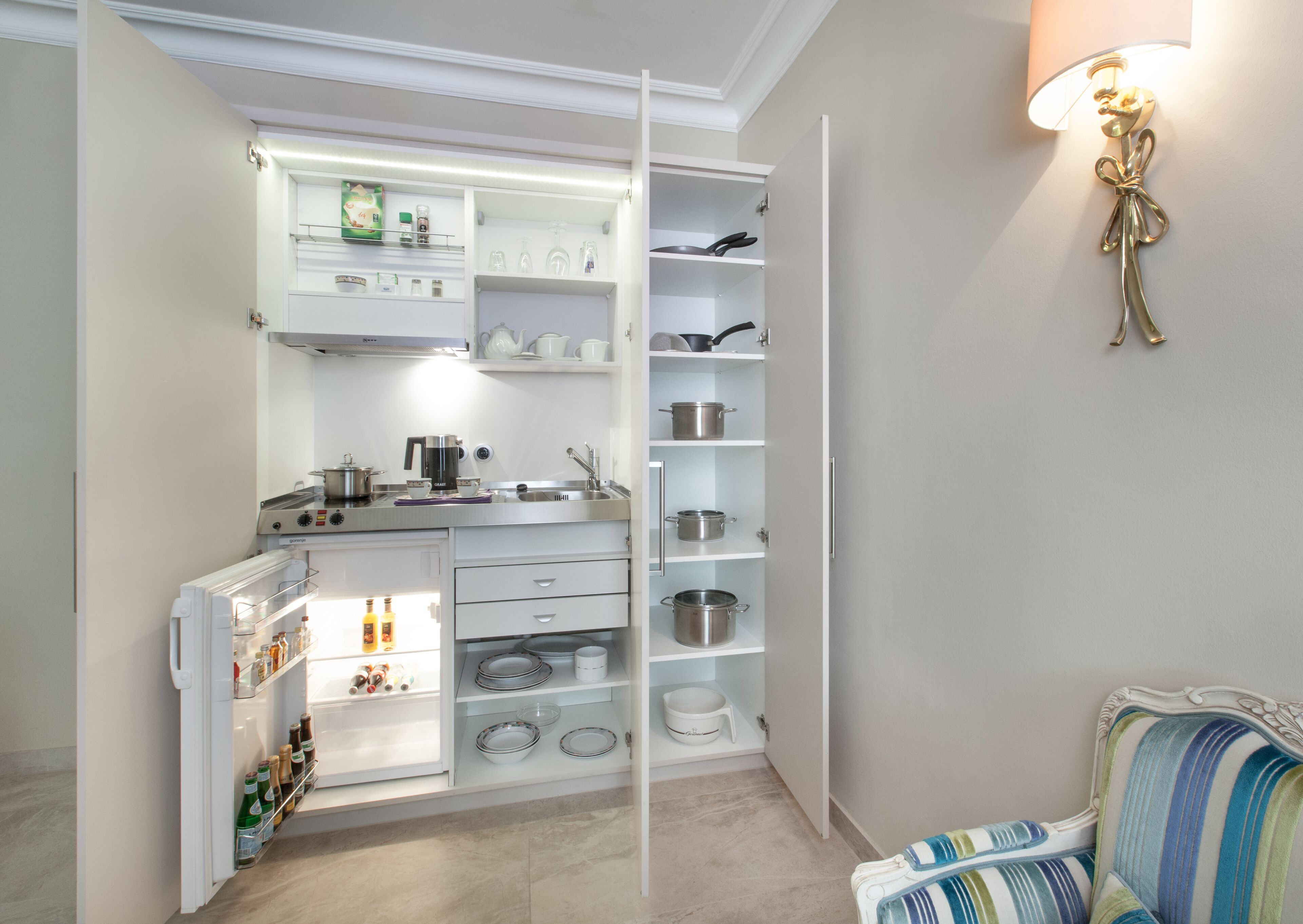 apartment, kitchenette | hypo-allergenic bedding, minibar, in-room safe, desk