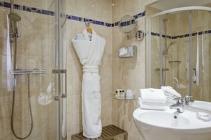 Standard Double Room | Bathroom | Hair dryer, bathrobes, slippers, towels