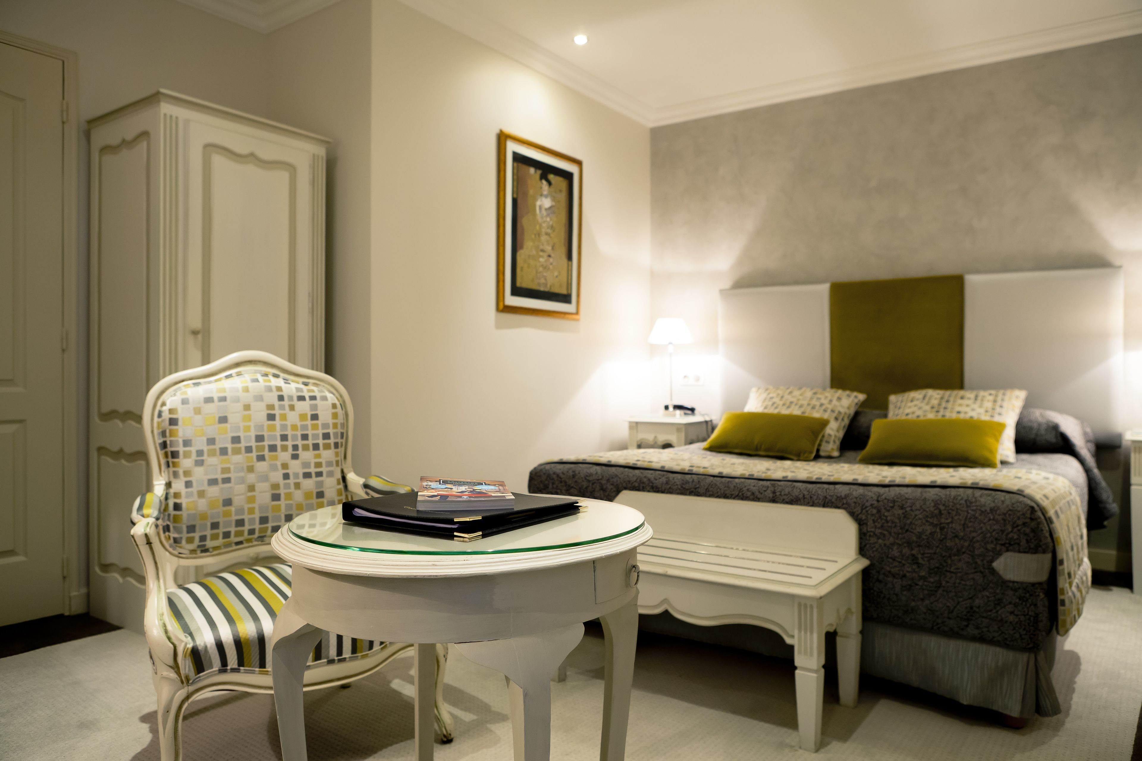 superior double or twin room | living area | led tv