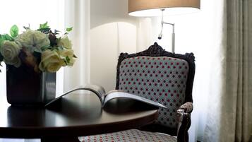 Superior-Doppel- oder -Zweibettzimmer | Wohnbereich | LED-Fernseher