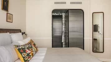 Una habitación de hotel con una cama, un espejo grande y un armario con puerta corredera.