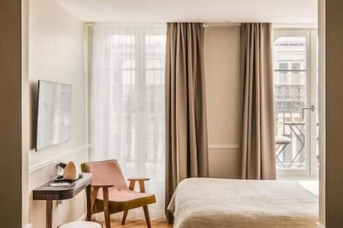 Camera Deluxe, balcone | Cassaforte in camera, con arredamento individuale, una scrivania