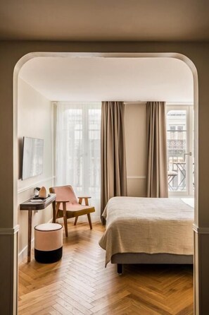 Rom – deluxe, balkong | Safe på rommet, individuelt innredet, skrivebord og blendingsgardiner