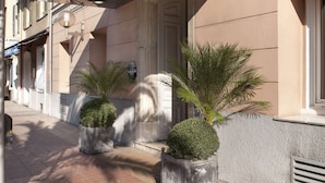 A building with a sign reading "Relais Acropolis" and a covered entrance. - Relais Acropolis (Nice)