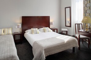 Ropa de cama de alta calidad, escritorio, cortinas opacas