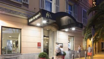 Façana frontal de l'allotjament (vespre/nit)