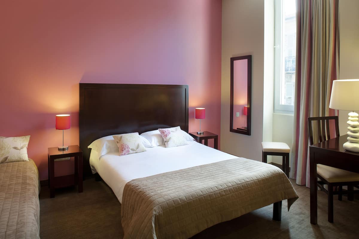 Luxe beddengoed, een bureau, verduisterende gordijnen