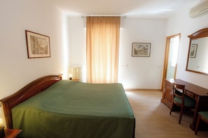 Chambre Standard Double ou avec lits jumeaux | Coffres-forts dans les chambres, bureau, rideaux occultants