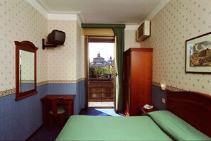 Chambre Standard Double ou avec lits jumeaux | Coffres-forts dans les chambres, bureau, rideaux occultants