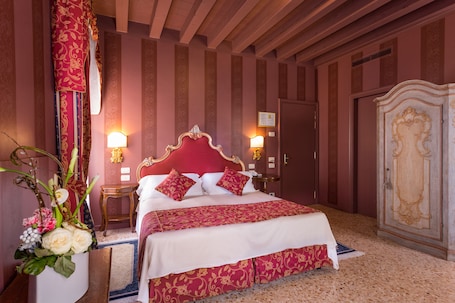 Superior Double or Twin Room, Canal View | 1 bedroom, hypo-allergenic bedding, in-room safe, soundproofing