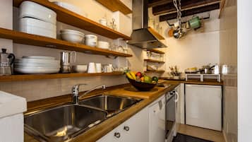 Departamento, en edificio contiguo (Vecellio) | Cocina privada | Refrigerador