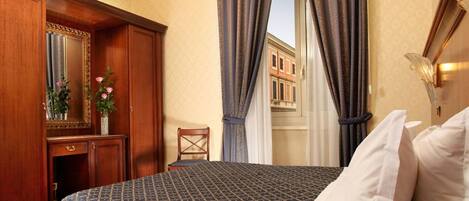 Minibaari, tallelokero huoneessa, työpöytä, ilmainen Wi-Fi