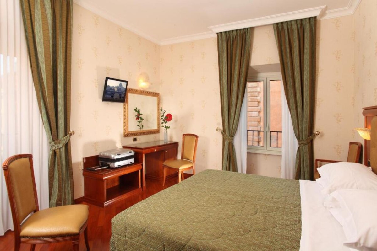 Minibar, in-room safe, desk, WiFi (free)