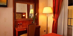 Minibar, in-room safe, desk, free WiFi - Serena Hotel (Rome)