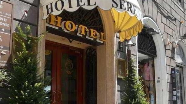A hotel entrance with a sign reading "HOTEL SERPENTINE HOTEL." - Serena Hotel (Rome)