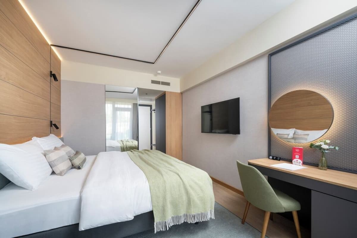 Classic room with balcony, Park side | Minibar, caja de seguridad en la habitación, escritorio y wifi gratis