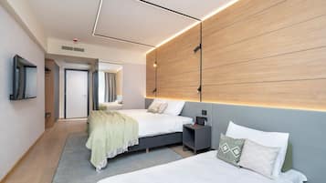 Eenvoudige kamer | Een minibar, een kluis op de kamer, een bureau, gratis wifi