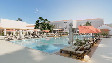 Una piscina techada, una piscina al aire libre de temporada, sombrillas