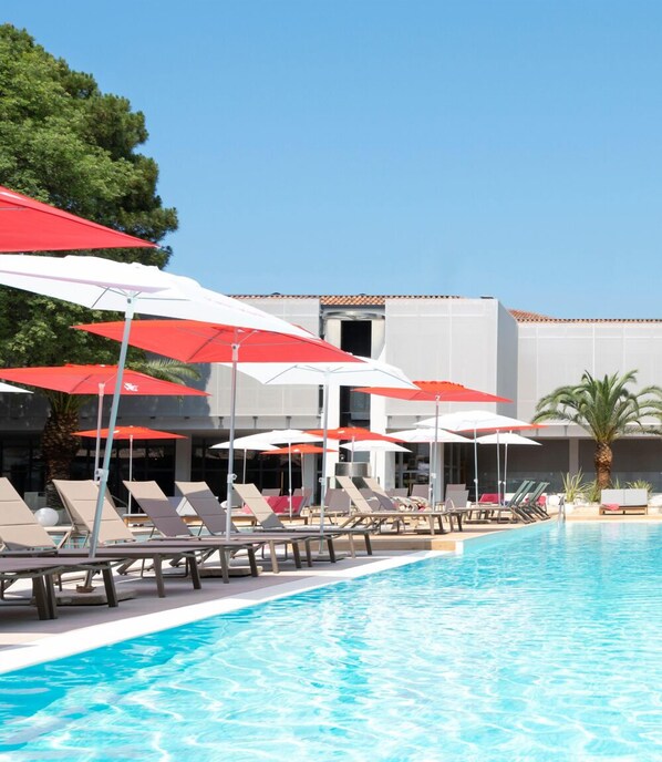 室内游泳池，季节性开放的室外游泳池，池畔遮阳伞，日光浴躺椅
