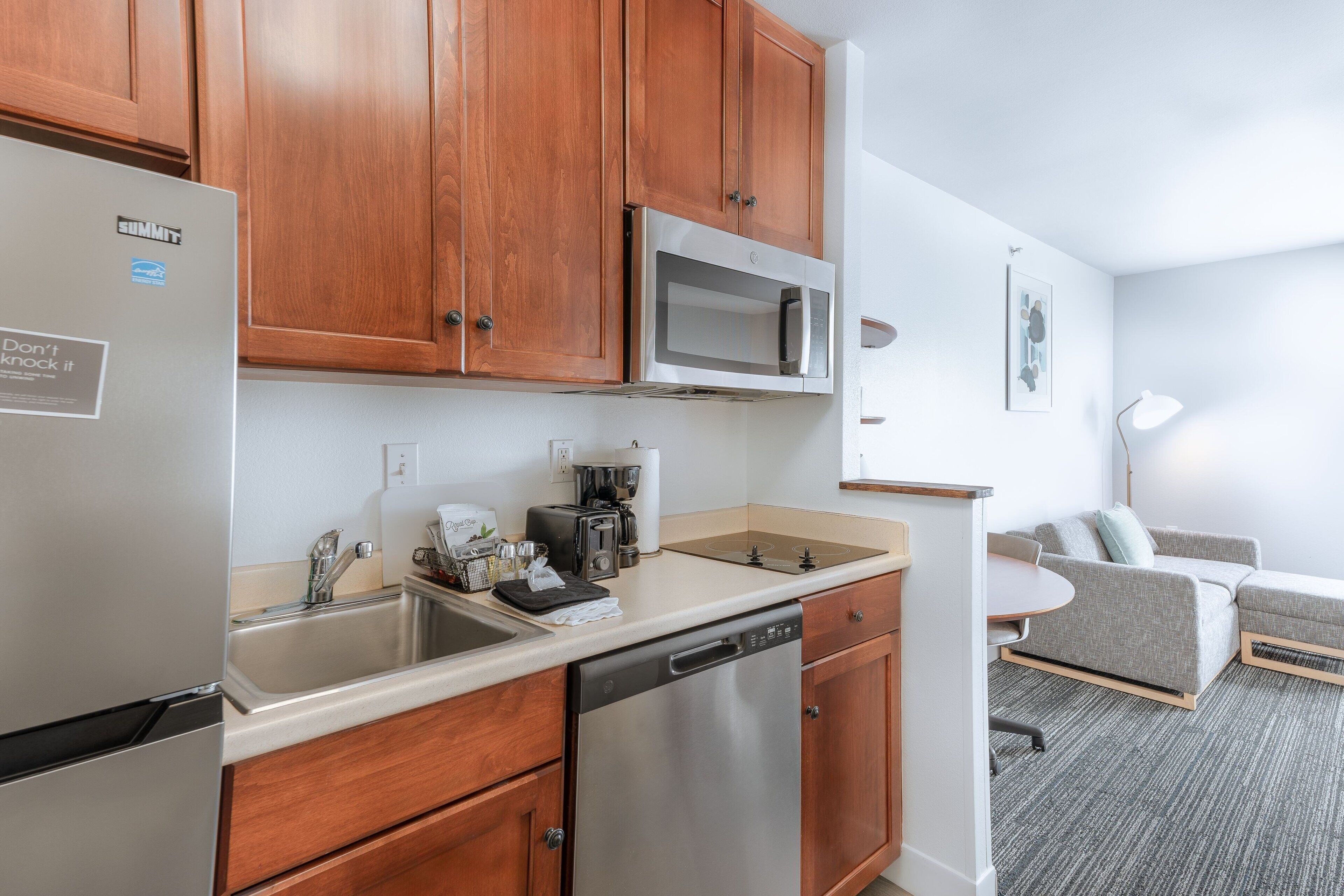 suite, 1 bedroom | private kitchen | fridge, microwave, stovetop, dishwasher