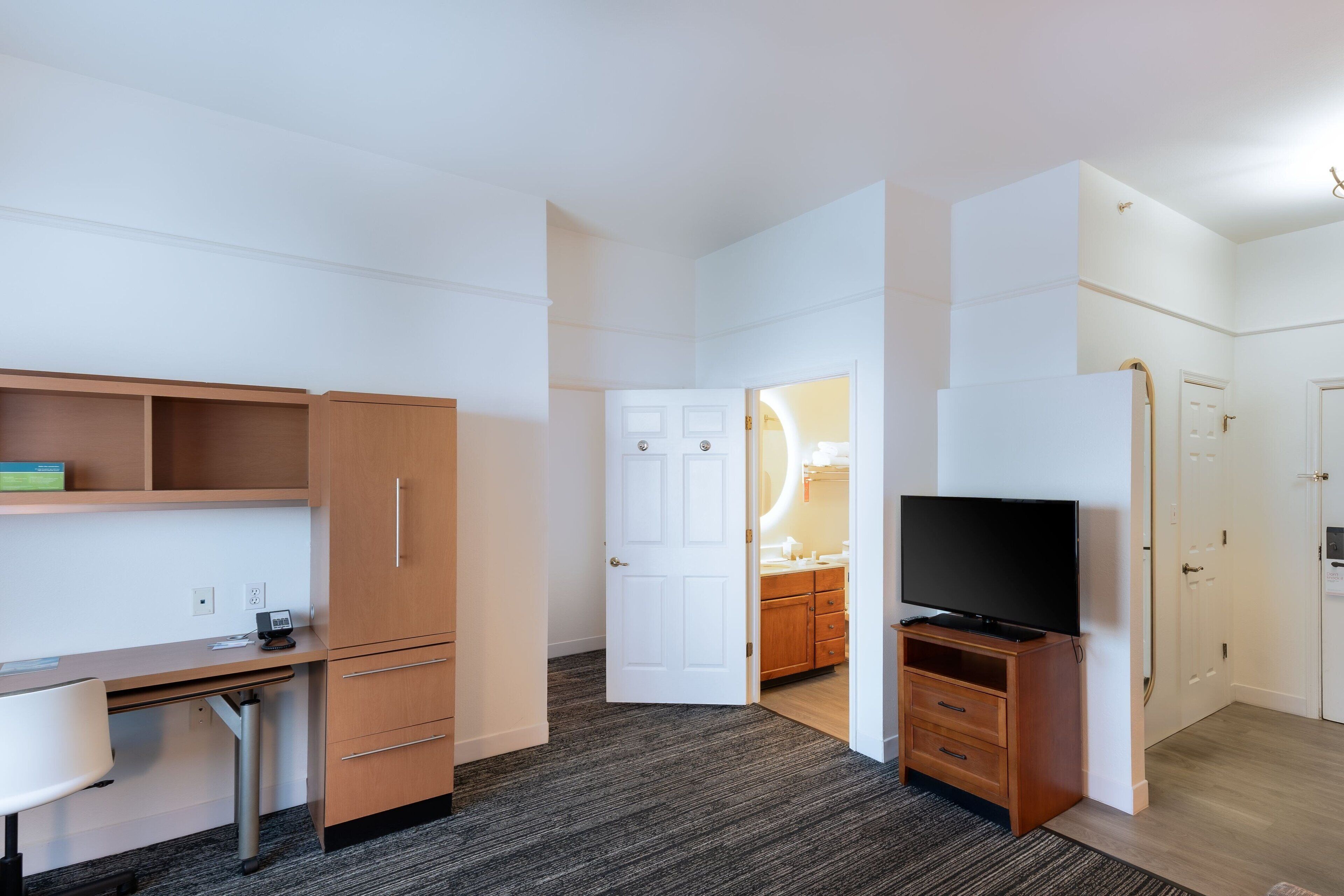 suite, 1 bedroom | living area | tv