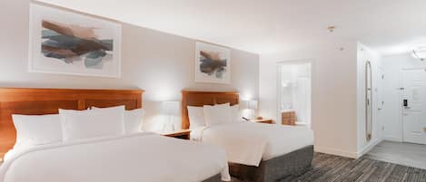 Escritorio, sistema de insonorización y tabla de planchar con plancha