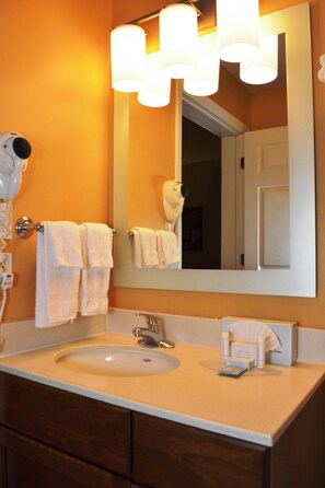 Shower, hair dryer, towels - TownePlace Suites by Marriott Quantico Stafford (Stafford)