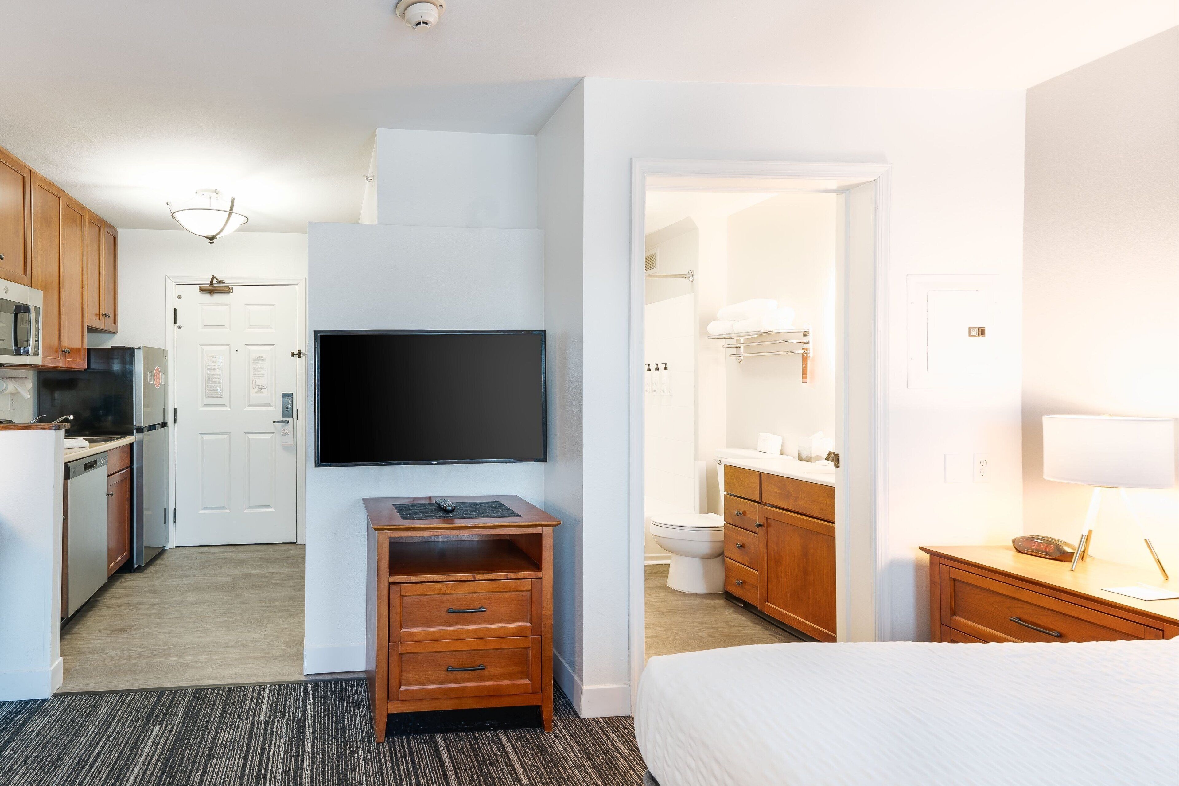 studio, 1 queen bed, non smoking, pool access | 1 bedroom, desk, soundproofing, iron/ironing board