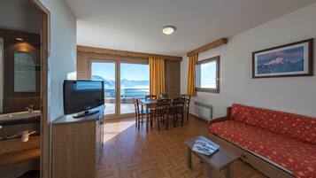 Apartamento de 1 dormitorio (for 6) | Sala de estar | Televisión de pantalla plana de 32 pulgadas con canales digitales