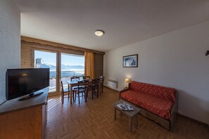 Apartamento de um quarto  (for 6) | Sala de estar | TV de tela plana 32 polegadas com canais digitais, TV