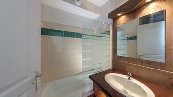 One Bedroom Apartment (for 6) | Bathroom | Hair dryer, towels