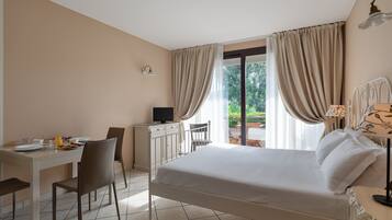 Studiolejlighed - udsigt til have | Baby-/barnesenge (tillægsgebyr), gratis Wi-Fi, sengetøj