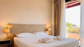 Apartment, Balkon, Gartenblick
