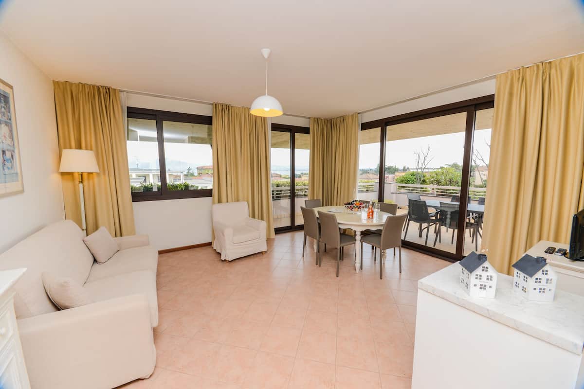 Apartment, 2 Bedrooms, Lake View | Ruang tamu | TV skrin rata