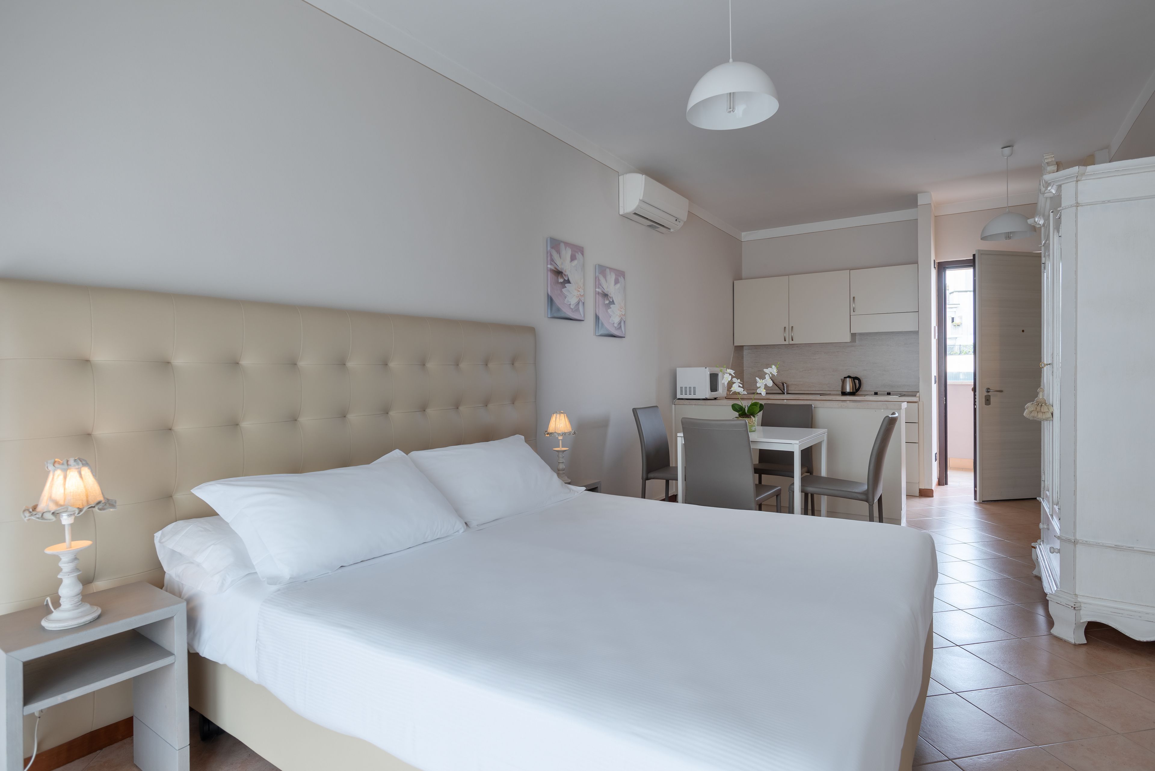 Una camera da letto con un letto grande, comodini, una scrivania e una sedia.