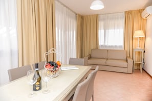 Apartment, 2 Bedrooms, Lake View | Living area