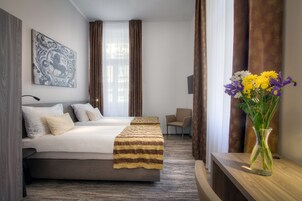Cofres nos quartos, escrivaninha, Wi-Fi de cortesia, roupa de cama