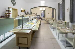 Her gün ücretsiz açık büfe kahvaltı