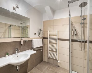Habitació superior | Bany | Dutxa, assecador de cabells, bidet i tovalloles 