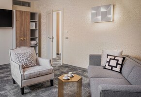 Studio Suite, 1 King Bed | Desk, free WiFi, bed sheets